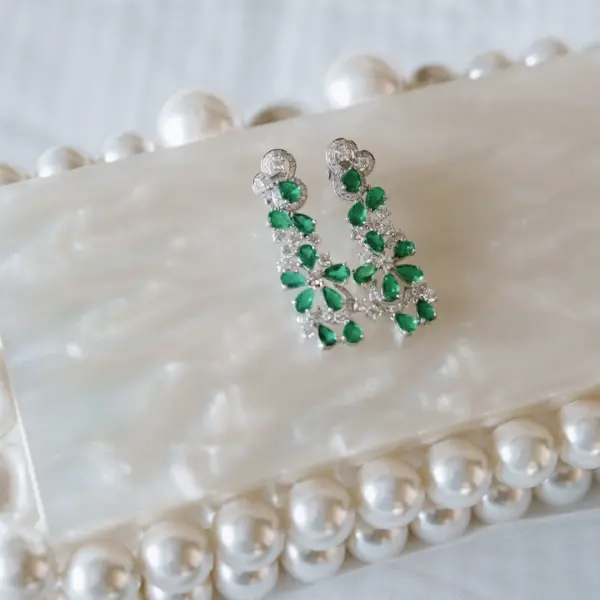 Bride wearing heirloom-inspired fine jewelry at her wedding